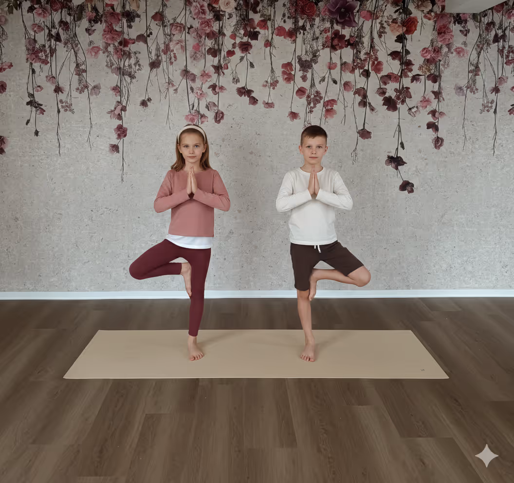 Yoga für Kinder in Oldenburg bei FLOWers: Zwei Kinder in Baum-Pose vor floraler Wanddekoration